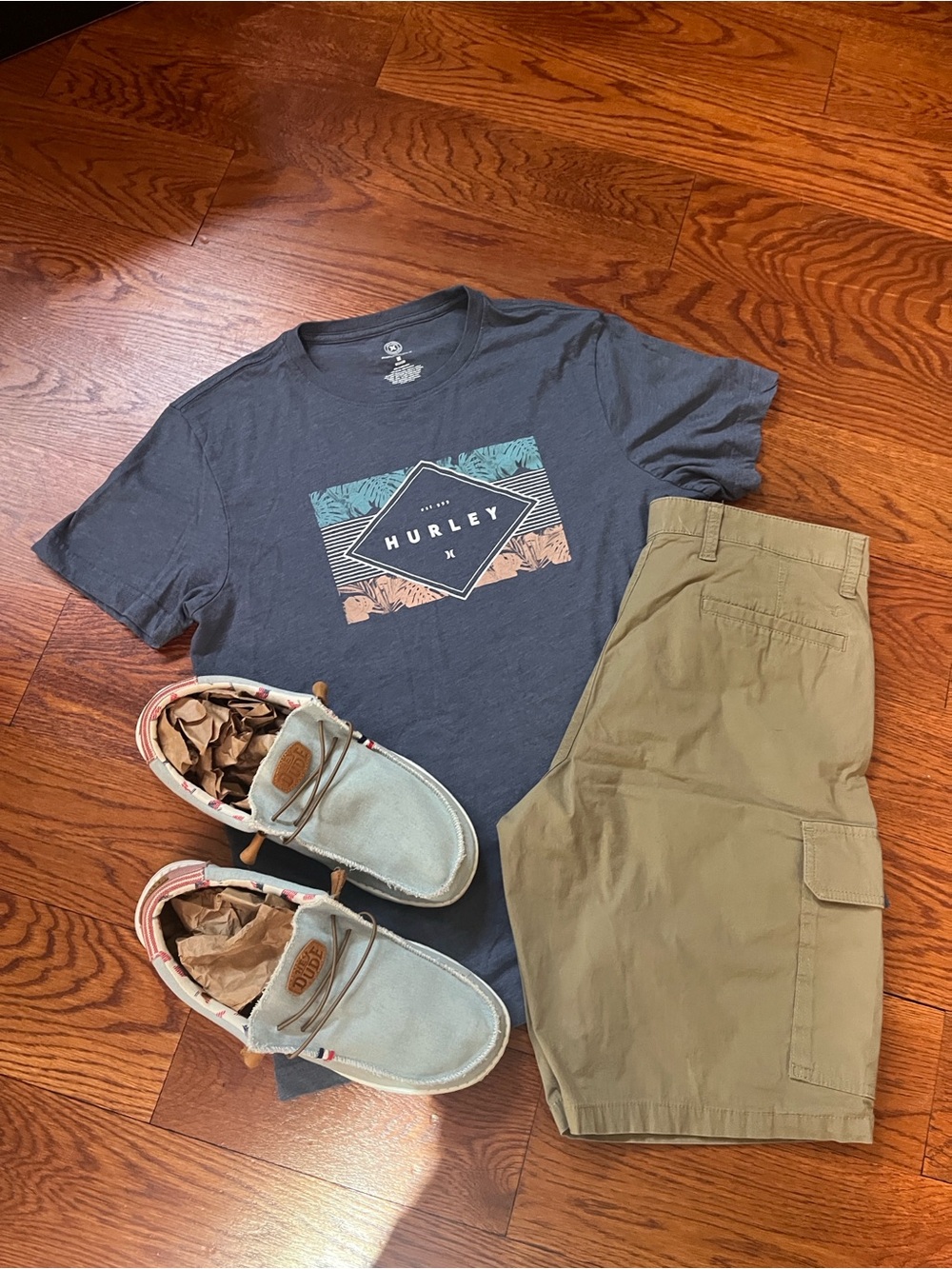 Hurley Men's Blue Graphic Tee with Teal & Tan Accents Size M